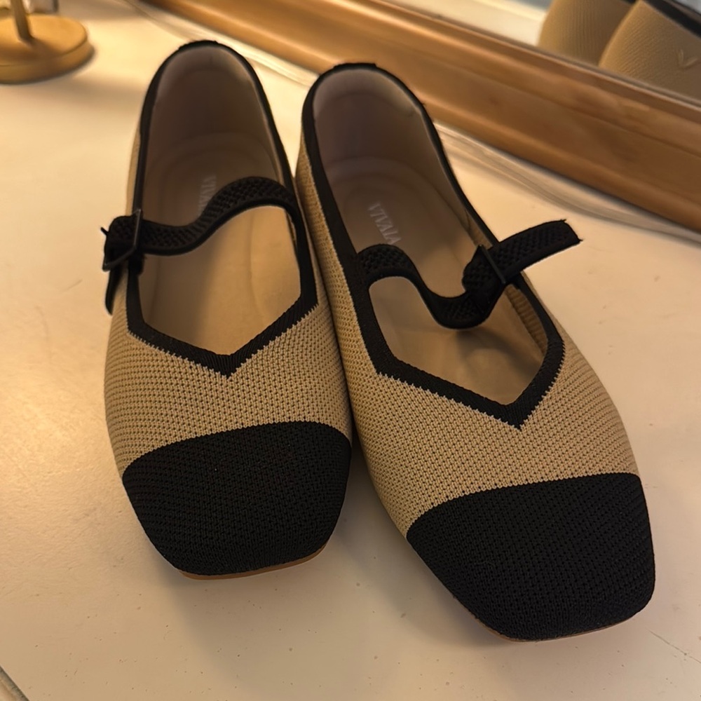 Women's Black and Tan Flats